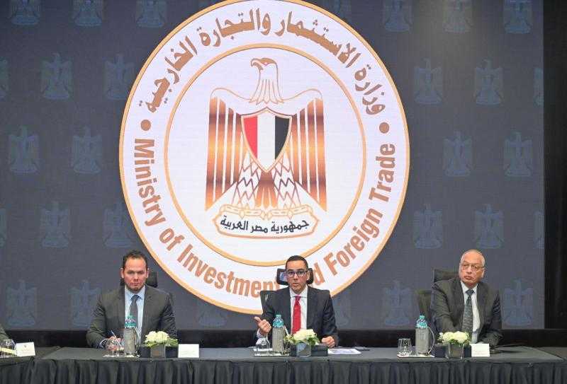 وزير الاستثمار والتجارة الخارجية يعقد لقاءا موسعا مع رؤساء وأعضاء المجالس التصديرية لمناقشة محاور البرنامج الجديد لرد أعباء الصادرات