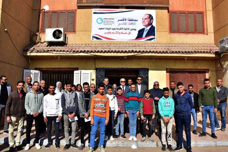 محافظ الأقصر يقدم التهاني لأطفال الجمعيات بمناسبة عيد الميلاد المجيد