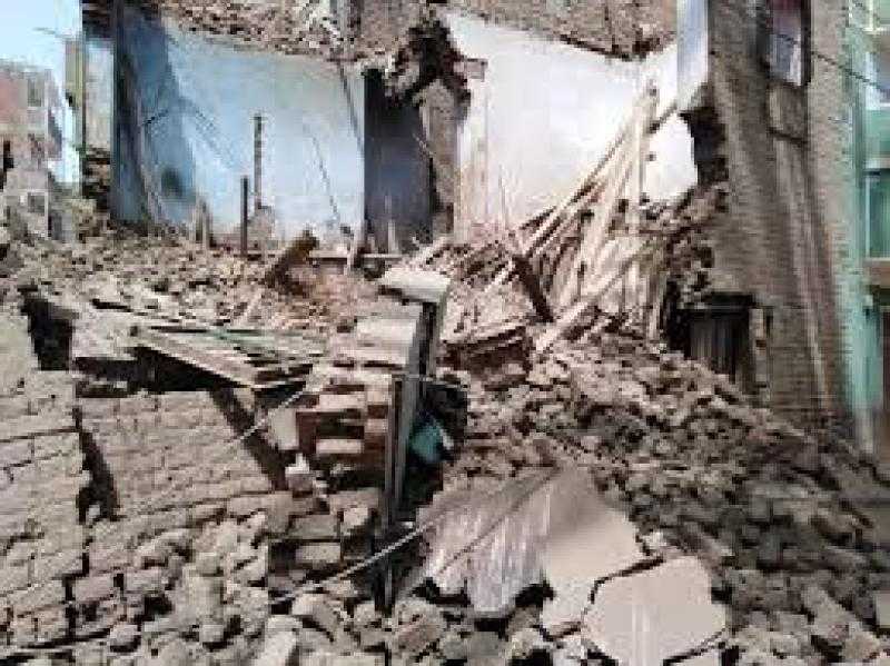 انهيار عقار قديم بشارع الجلاء بالزقازيق