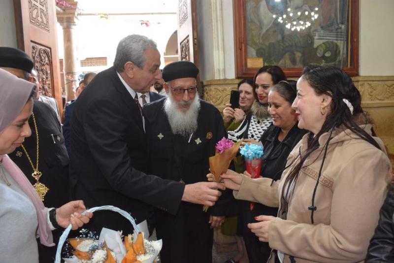 محافظ الغربية يشارك الأقباط فرحة عيد الميلاد ويوزع هدايا الرئيس للأطفال في المحلة وسمنود
