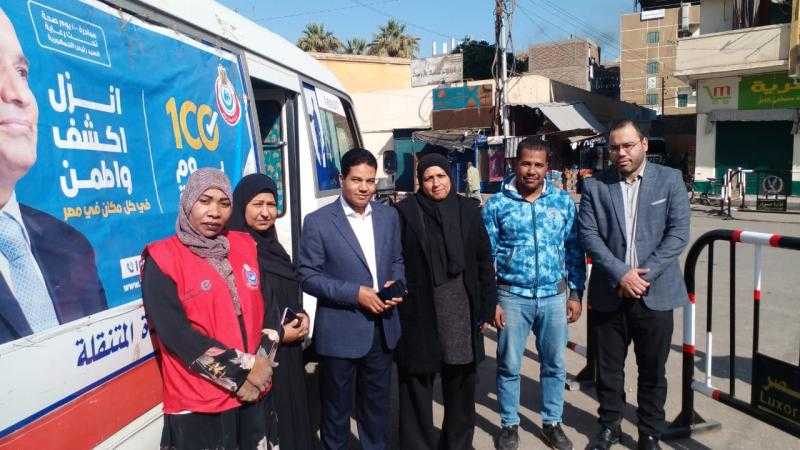 وكيل وزارة الصحة بالأقصر يتابع أعمال العيادات المتنقلة أمام الكنائس