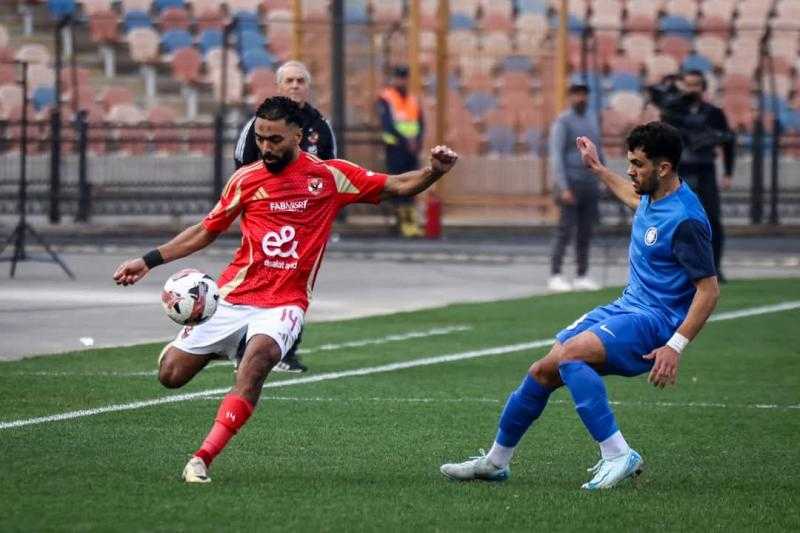 الأهلي يتجاوز عقبة سموحة بثنائية ويعتلي قمة الدوري المصري