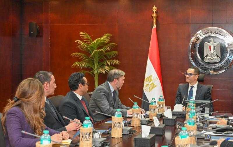 وزير الاستثمار والتجارة الخارجية يستعرض مع وفد شركة بي إس إتش مصر تطورات مشروع الشركة لإنتاج الأجهزة المنزلية بالعاشر من رمضان