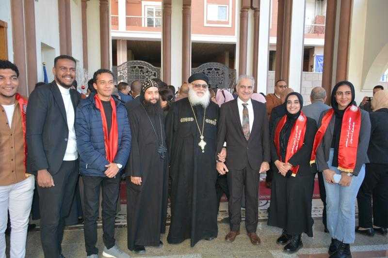 وفد جامعة أسوان يزور الكنيسة لتهنئة الإخوة الاقباط بعيد الميلاد المجيد