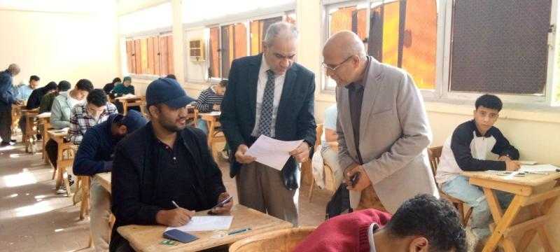 رئيس جامعة أسوان يتابع امتحانات الفصل الدراسي الأول بكلية هندسة الطاقة