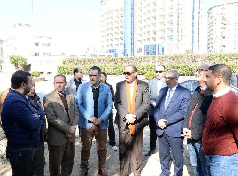 رئيس جامعة المنصورة يتابع ميدانياً الموقف التنفيذي للمشروعات الإنشائية بالجامعة