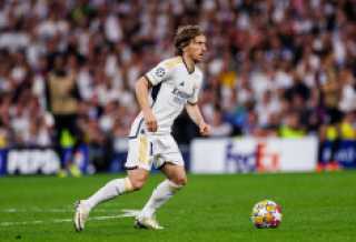 لوكا مودريتش يُغلق كتابه مع ريال مدريد.. 590 مباراة و28 بطولة