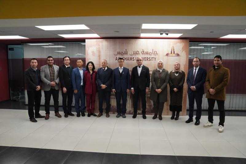 رئيس جامعة عين شمس يستقبل وفدًا رفيع المستوى من شركة چيلي الصينية