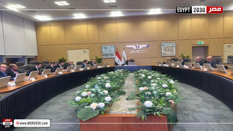جانب من اجتماع وزير الطيران مع مسئولي شركة TAV Airports