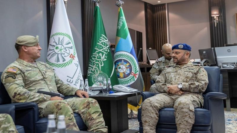 قائد القيادة المركزية الأمريكية يزور السعودية 