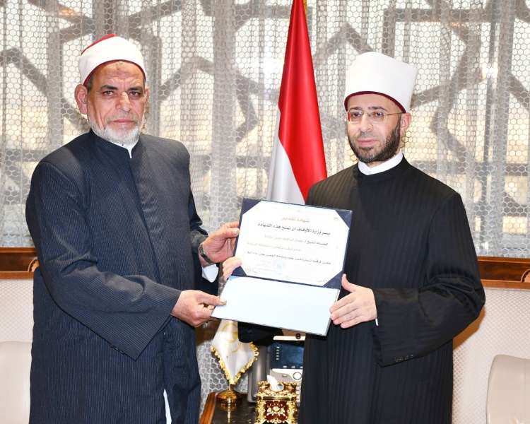 وزير الأوقاف يكرم الشيخ جمال إبراهيم إمام مسجد بالمنوفية
