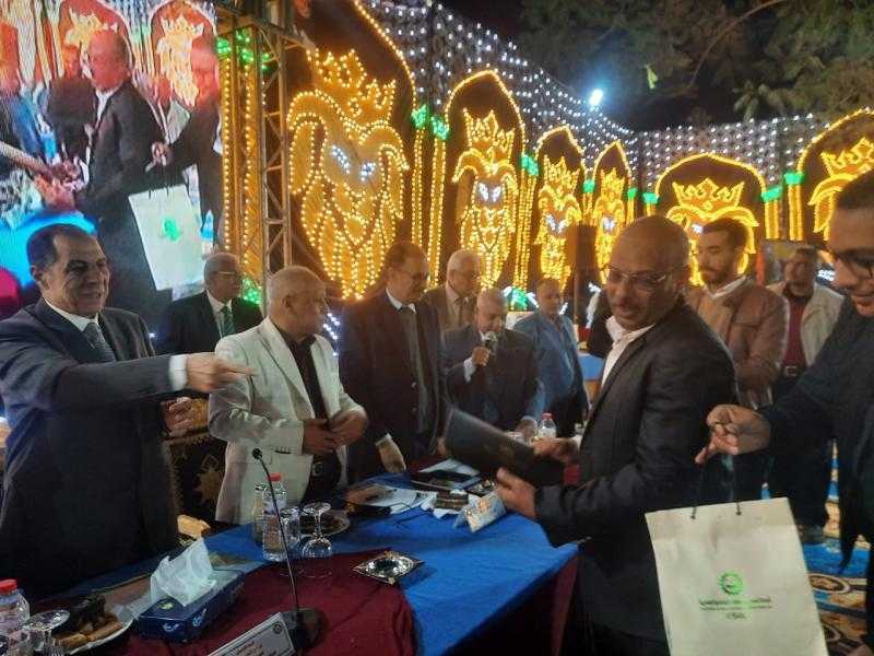 تكريم ٣٣ من مزارعي قصب السكر بمصنع سكر أرمنت بالأقصر