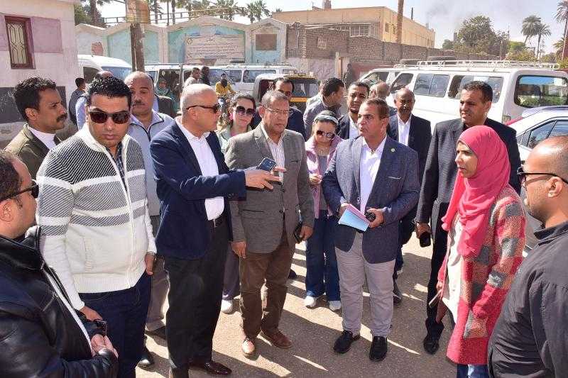 محافظ الأقصر يتابع سير أعمال رصف وتمهيد الطرق بمدينة أرمنت
