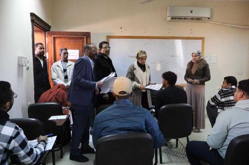 رئيس جامعة الأقصر تتفقد سير امتحانات الفصل الدراسي الأول بكليتي الفنون الجميلة والألسن