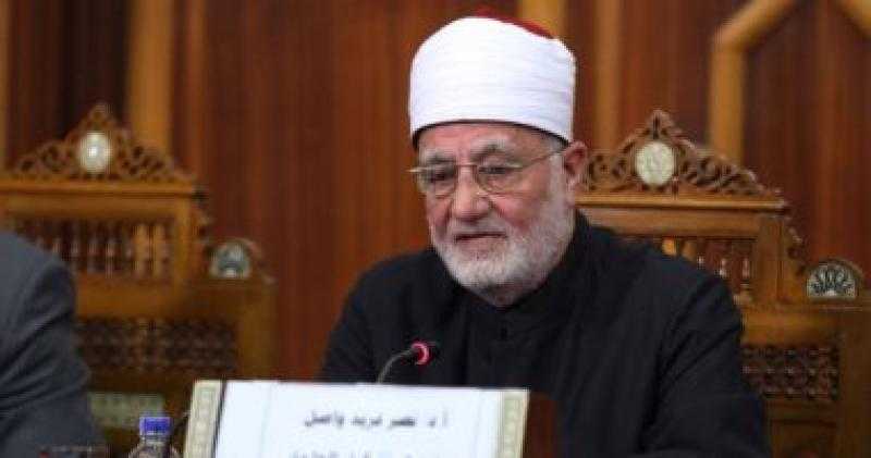 وزير الأوقاف يزور الدكتور نصر فريد واصل بسبب تعرضه لوعكة صحية