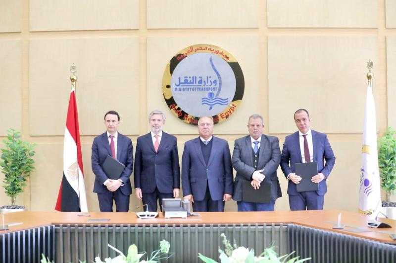 وزير الصناعة والنقل يشهد توقيع اتفاقية انشاء شركة جديدة بين الهيئة القومية لسكك حديد مصر وشركة سالشيف الإيطاليه لتنفيذ أعمال الإنشاء والتجديدات والصيانة