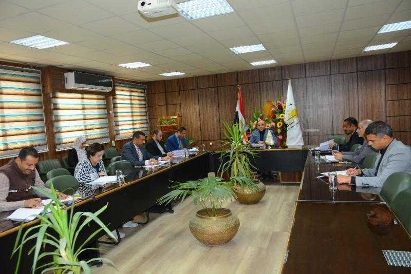 رئيس جامعة أسيوط يطلع على خطة عمل صندوق المشروعات البيئية والإنتاجية والخدمية
