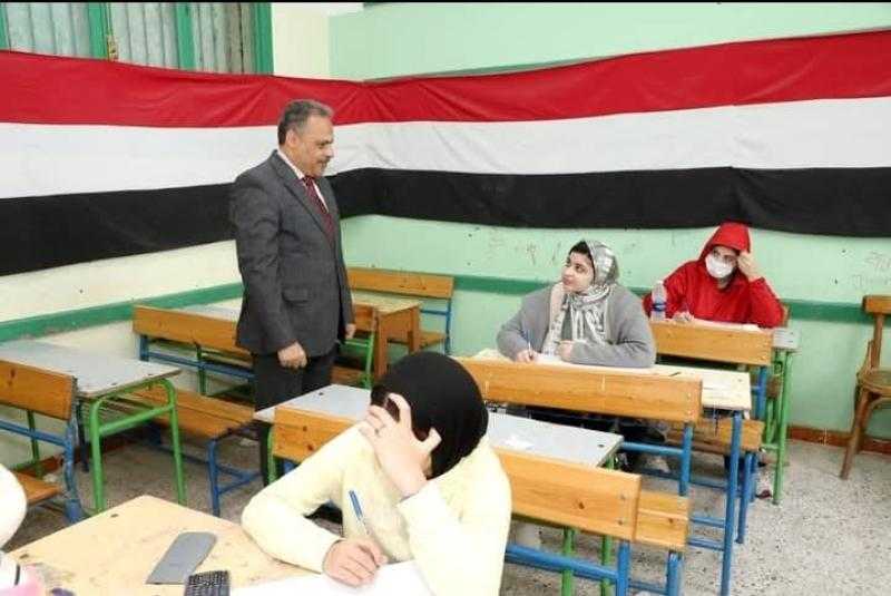 محافظ الشرقية يتفقد لجان امتحانات الشهادة الإعدادية بمدرستي الناصرية الإعدادية المشتركة والزقازيق الإعدادية بنات رقم (1) بمدينة الزقازيق