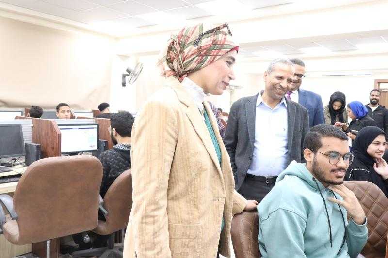 رئيس جامعة الأقصر تتفقد لجان امتحانات كلية الطب