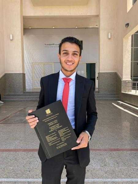 رئيس جامعة برج العرب التكنولوجية يهنئ الطالب عادل عاطف على منحة فولبرايت وتفوقه الأكاديمي
