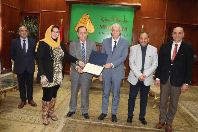 رئيس جامعة المنوفية ورئيس محكمة شبين الكوم الابتدائية  يكرمان لجنة الإشراف على تنفيذ مشروع صون ورقمنة وأرشفة قضايا محاكم المحافظة