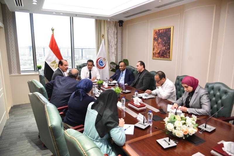 وزير الصحة يعقد اجتماعا مع قيادات الوزارة لمتابعة الجاهزية الصحية