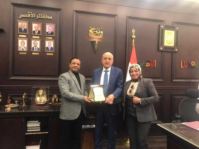 وحدة السكان تقدم درع التكريم لمحافظ الأقصر تقديرا لدوره في تعزيز المسئولية المجتمعية