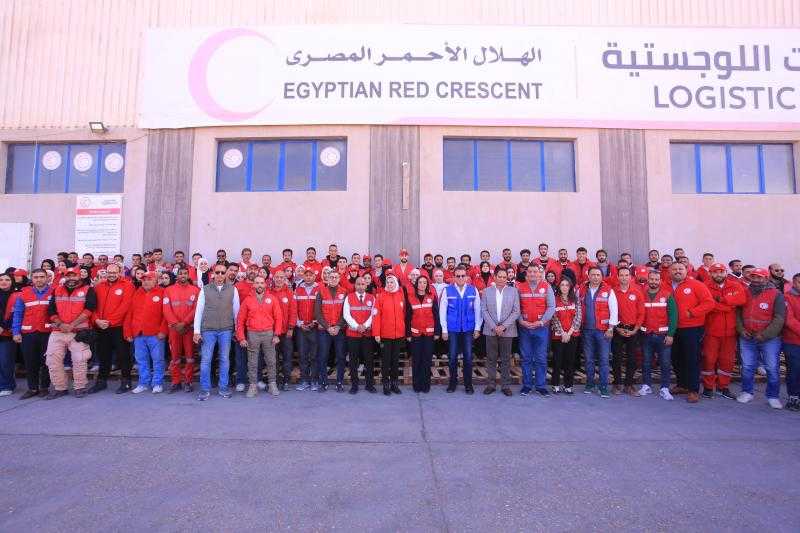 وزير الصحة ووزيرة التضامن الاجتماعي يتفقدان المراكز اللوجيستية للهلال الأحمر المصري بالعريش