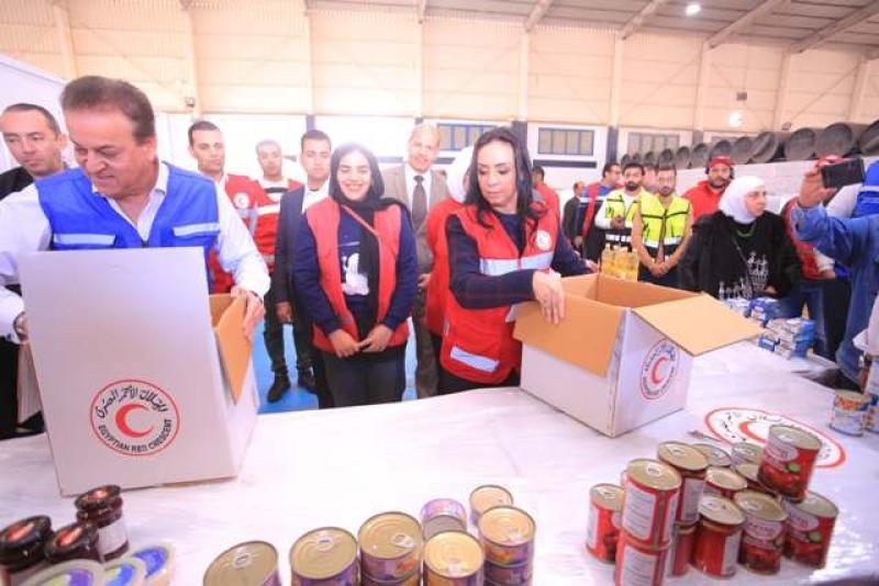 نائب رئيس مجلس الوزراء ووزيرة التضامن يتفقدان المراكز اللوجيستية للهلال الأحمر بالعريش