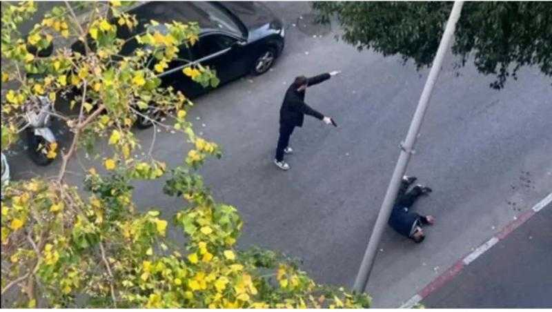 شاهد بالفيديو.. مقتل مستوطن إسرائيلي في عملية طعن في تل أبيب