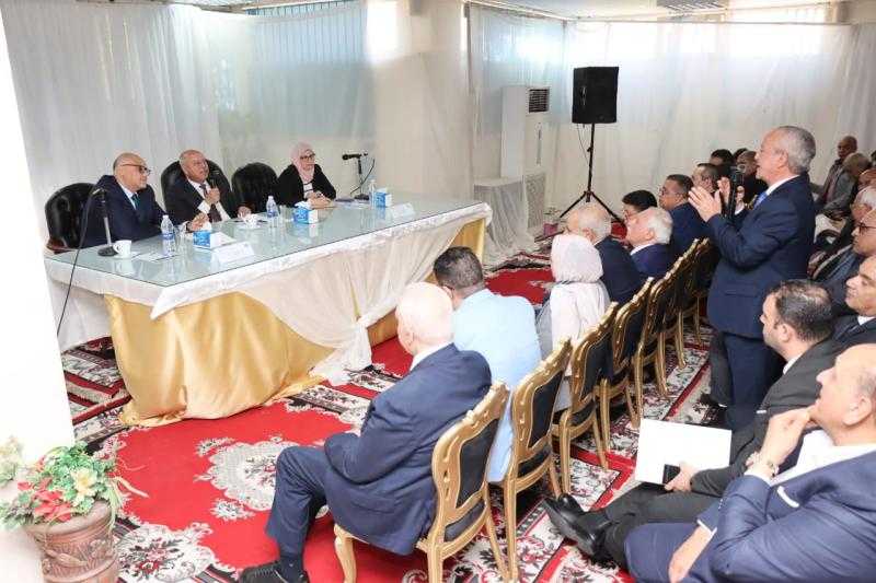 وزير الصناعة والنقل يستعرض مع محافظ ومصنعي القليوبية تحديات المناطق الصناعية والمصانع بالمحافظة وسبل حلها