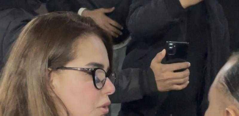 دنيا عبد العزيز وكريم الحسيني يصلان عزاء فكري صادق