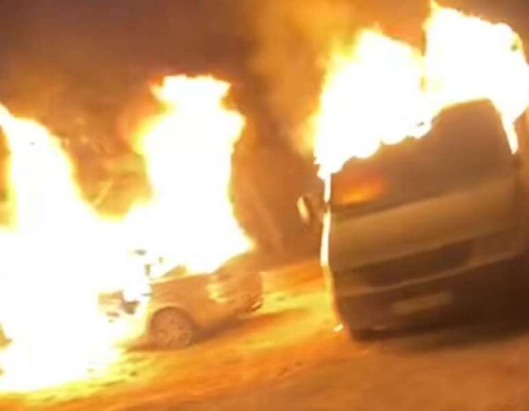 مستوطنون يحرقون عددًا من مركبات الفلسطينيين