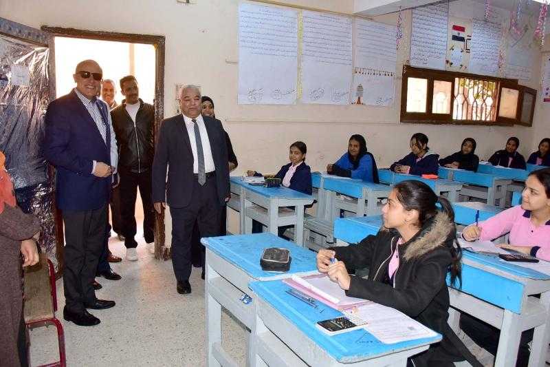 محافظ الأقصر يتفقد لجان امتحانات الشهادة الإعدادية