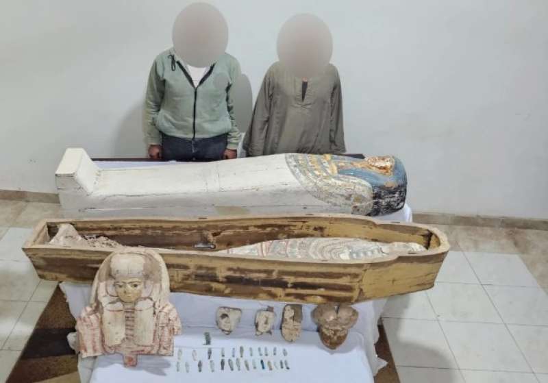 ضبط قطع أثرية بحوزة المتهمين 