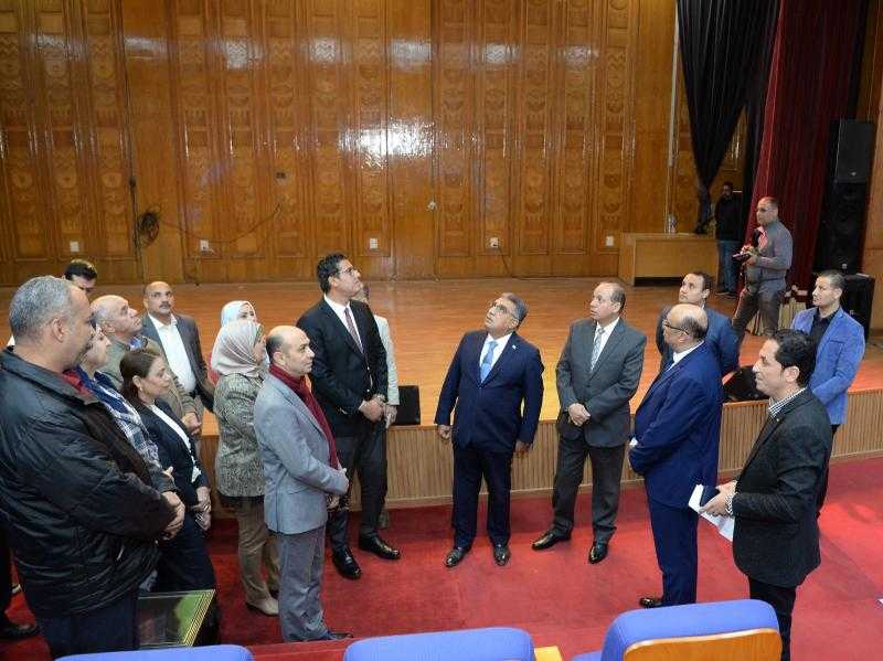 رئيس جامعة المنصورة ومحافظ الدقهلية يتفقدان قاعة احتفالات العيد القومي للمحافظة بكلية التجارة