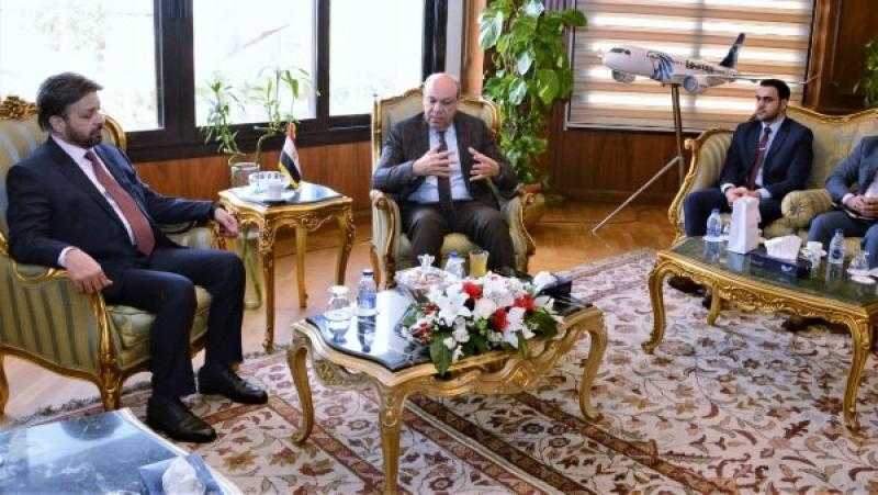 وزير الطيران يناقش مع وفد إماراتي سبل التعاون المشترك