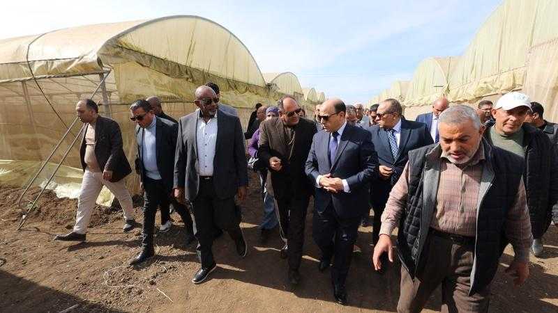 محافظ كفرالشيخ ووزير الزراعة النيجيري يتفقدان البرنامج الوطني لإنتاج تقاوي الخضر بالبحوث الزراعية بسخا