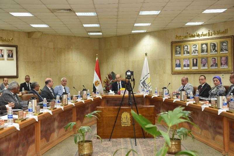 رئيس جامعة أسيوط يوجه برفع درجة جاهزية المستشفيات الجامعية خلال إجازة نصف العام