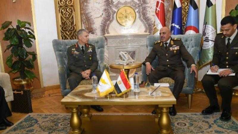 رئيس الأركان يلتقي قائد الحرس الوطني القبرصي لبحث التعاون المشترك