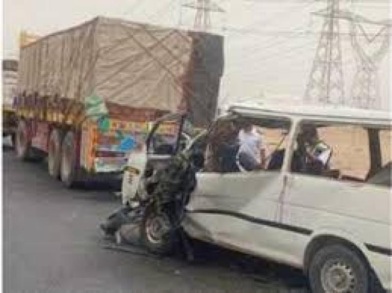 حادث تصادم تريلا مع ميكروباص 