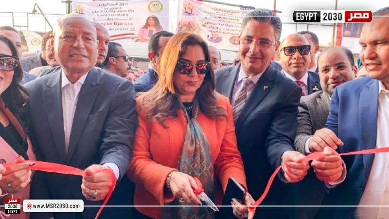 وزيرا التنمية المحلية والتموين ومحافظ القاهرة يفتتحون سوق اليوم الواحد بالزيتون