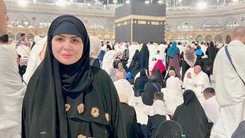 إلهام شاهين تؤدي مناسك العمرة وتدعو للأمهات