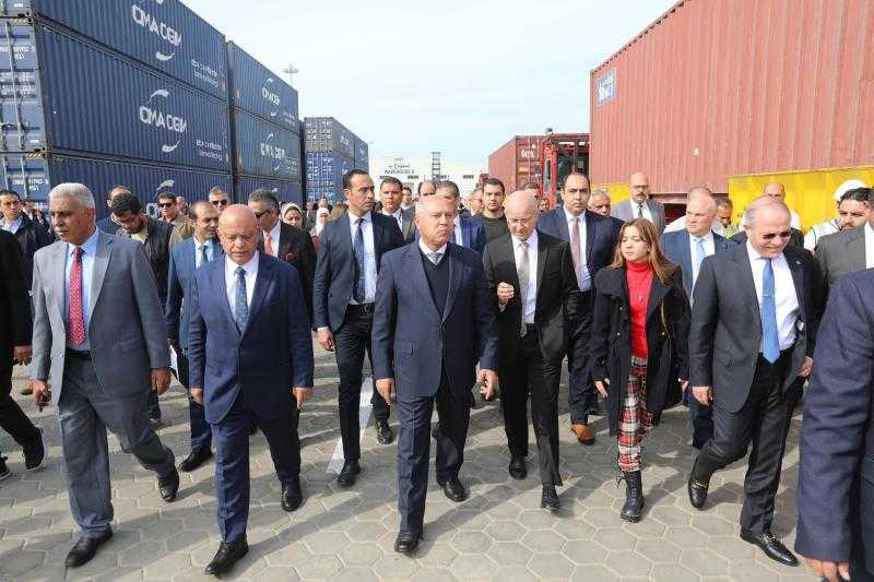 وزير الصناعة والنقل يتفقد التشغيل التجريبي لمحطة شحن القطارات بالحاويات بمحطة تحيا مصر متعددة الأغراض بميناء الإسكندرية