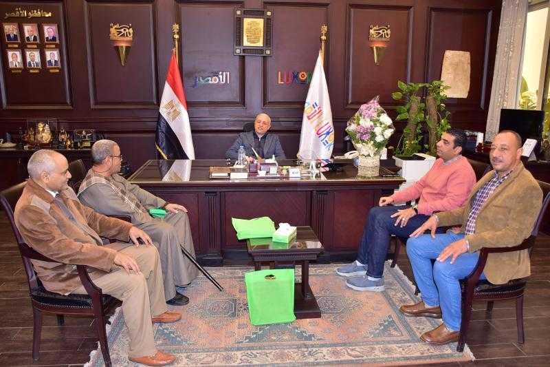 محافظ الأقصر يبحث مطالب وشكاوى نقيب الفلاحين و يبحث آليات دعم أنشطة جمعية الهلال الأحمر