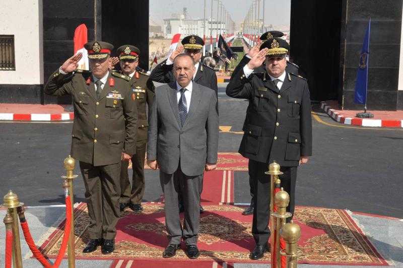 محافظ أسيوط يشارك مدير الأمن وقائد المنطقة الجنوبية العسكرية في وضع إكليل الزهور على نصب شهداء الشرطة بمقر قوات الأمن