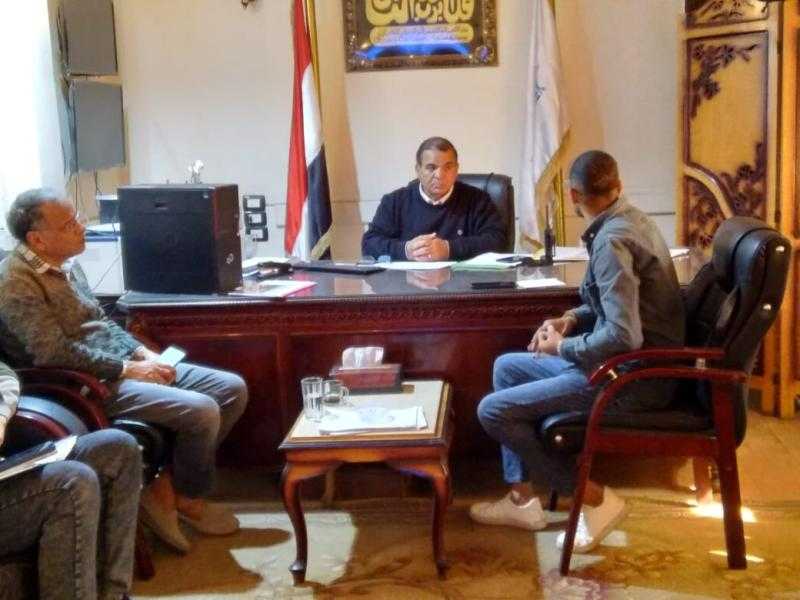 رئيس مدينة أرمنت بالأقصر يعقد لقاء اليوم المفتوح لبحث شكاوي المواطنين