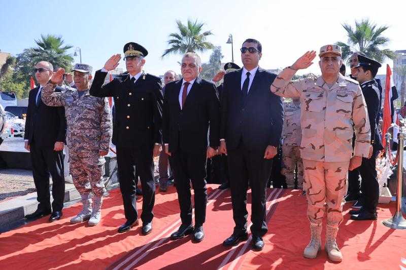نائب محافظ الأقصر يضع أكليل الزهور على النصب التذكارى لشهداء الوطن احتفالاً بعيد الشرطة الـ 73