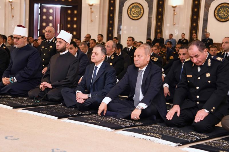 وزيرالداخلية وقادة الشرطةيؤدون صلاة الجمعة
