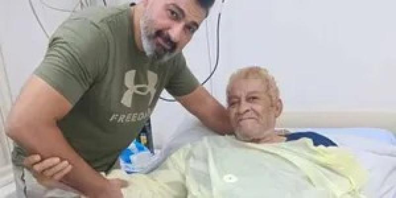 نجل الفنان صالح العويل يستغيث بنقيب الممثلين لنقل والده إلى العناية المركزة